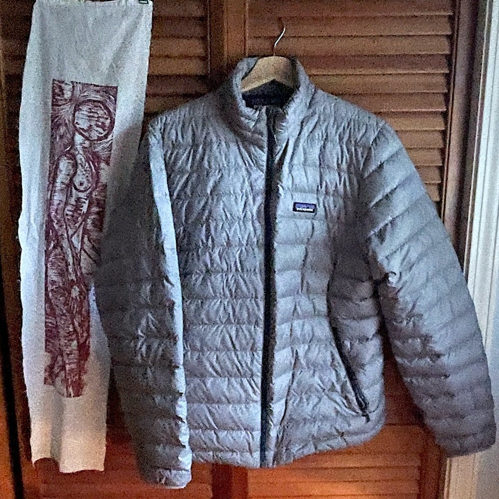 Men’s Patagonia puffer jacket size medium in very good used condition grey